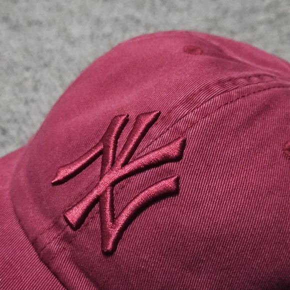 NWOT: New York Yankees Tonal Logo Dad Hat - OS - Picture 10 of 11